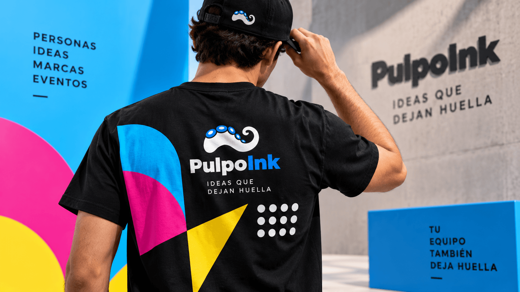 Persona de espaldas usando una playera personalizada PulpoInk